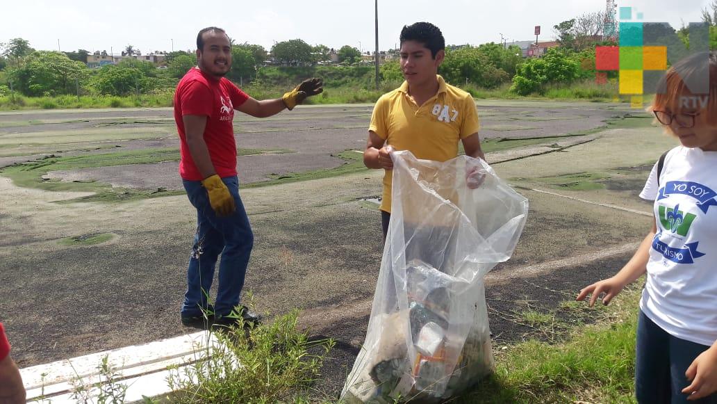 Estudiantes de la UV y vecinos limpian laguna El Encanto de Veracruz
