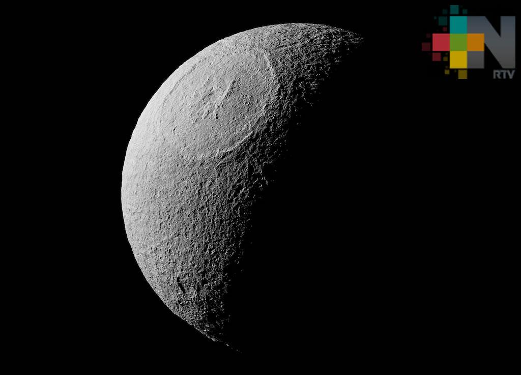 Luna de Saturno evoca a Estrella de la Muerte, de «Star Wars»