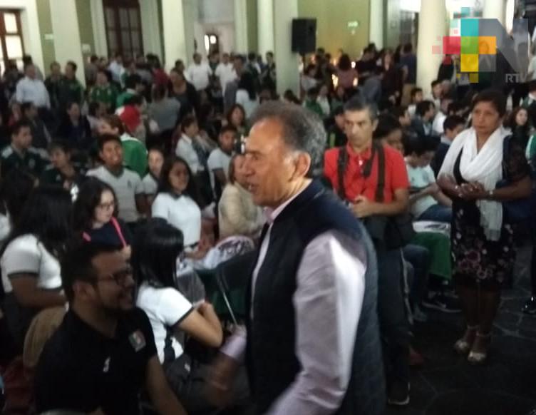 Gobernador de Veracruz y estudiantes del Cobaev disfrutan partido de México