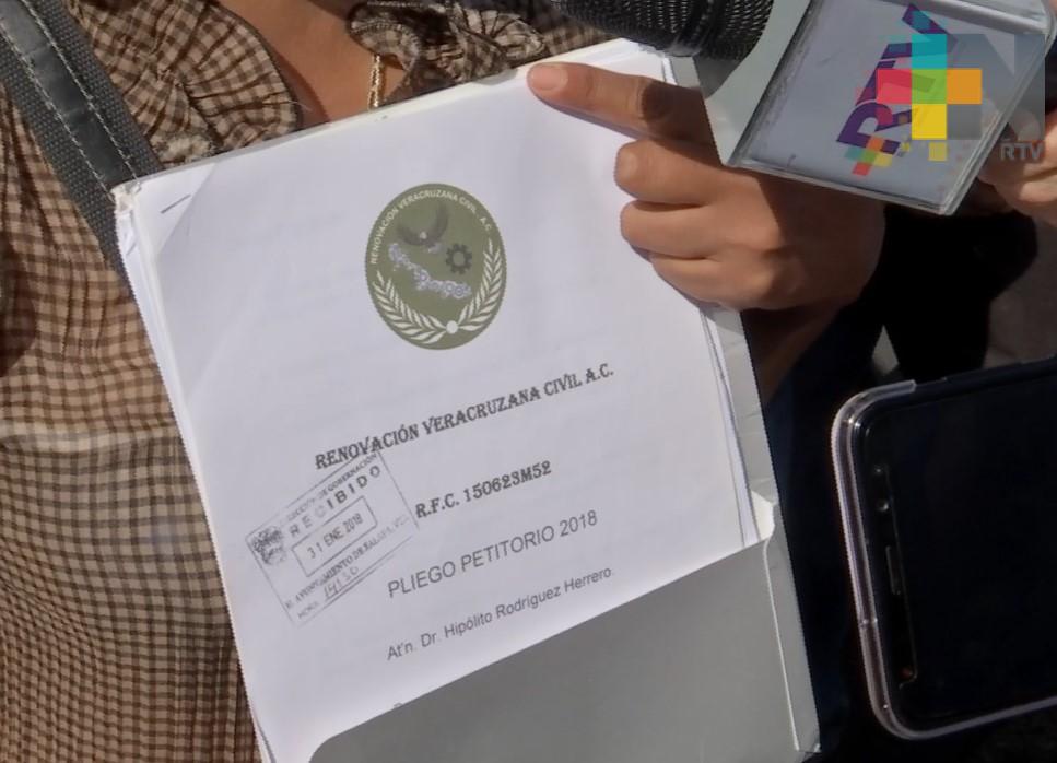 Vecinos de diferentes colonias de Xalapa exigen al alcalde cumplimiento de obras