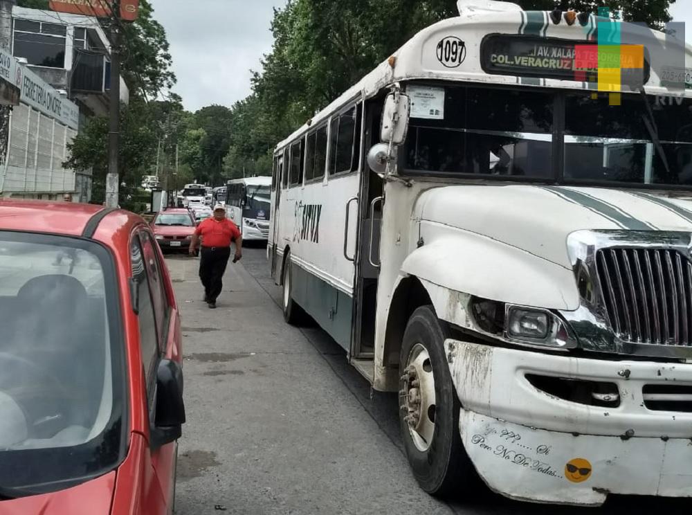 Accidente vehicular provoca tráfico intenso en avenida Xalapa
