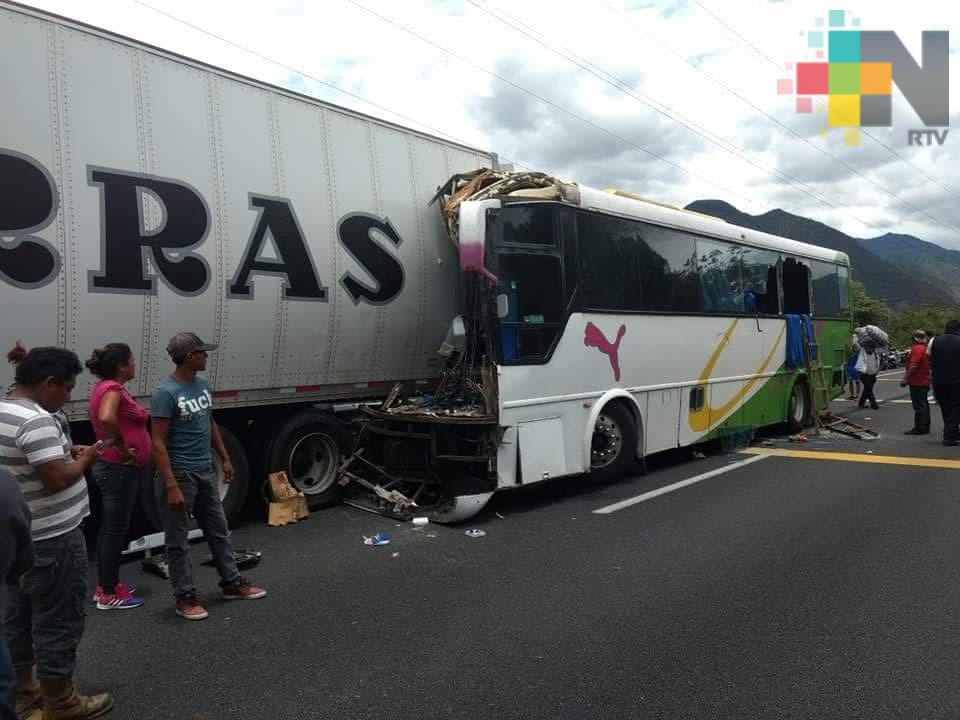 20 heridos en choque de autobús con tráiler, en autopista Puebla-Córdoba
