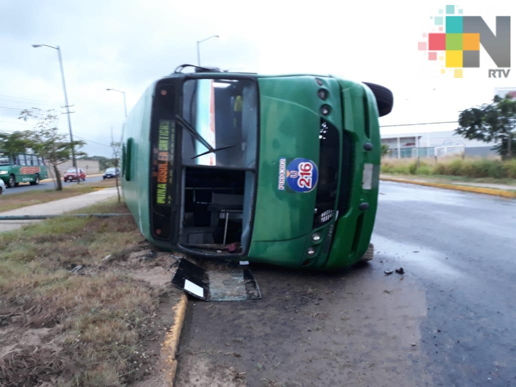 Vuelca autobús en avenida Universidad de Coatzacoalcos