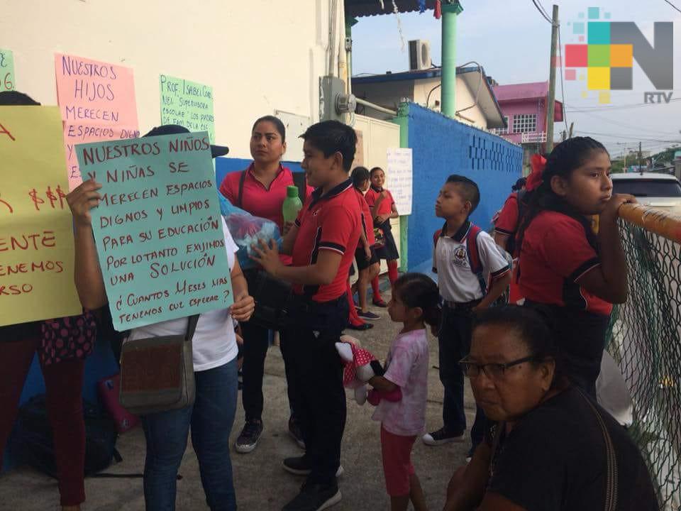 En Minatitlán padres de familia piden resuelvan problema de falta de conserje