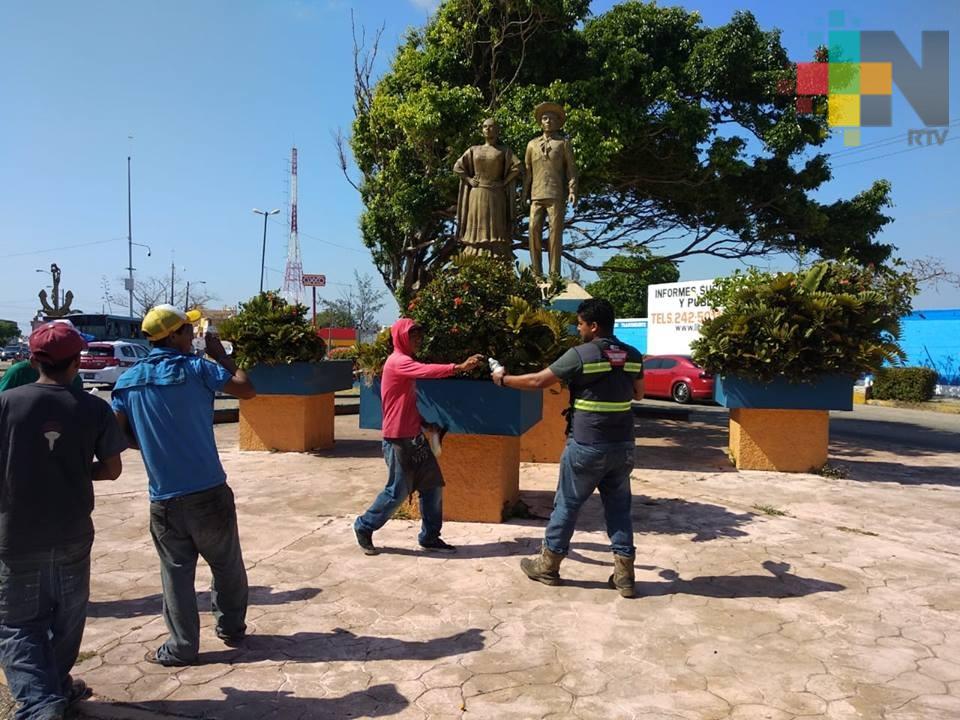 En Coatzacoalcos entregan botellas de agua para evitar golpes de calor