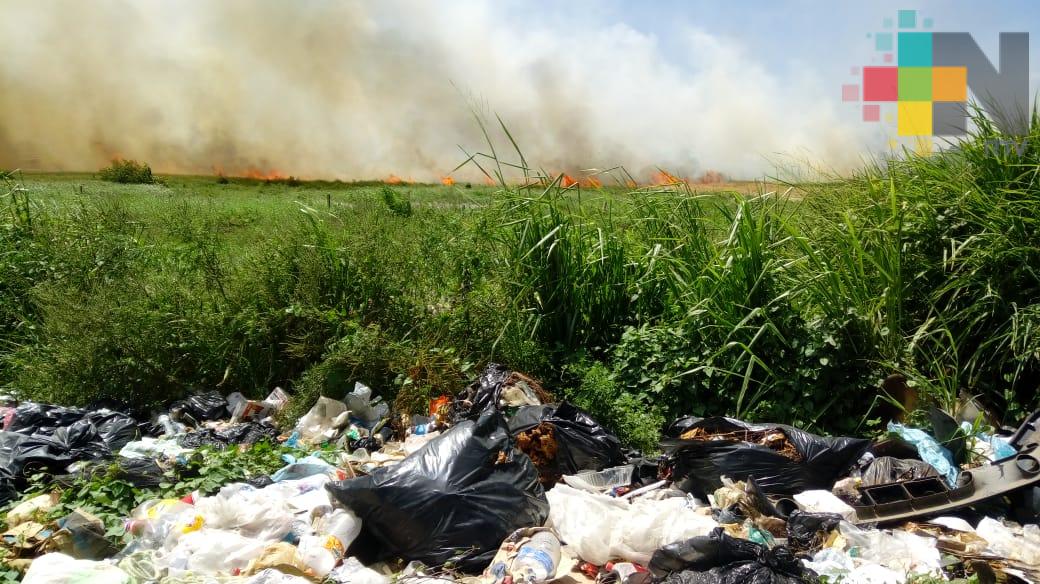 Sin controlar incendio en basurero de Las Matas