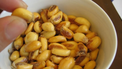 Señalan que reduce riesgo de infarto consumo diario de cacahuates 