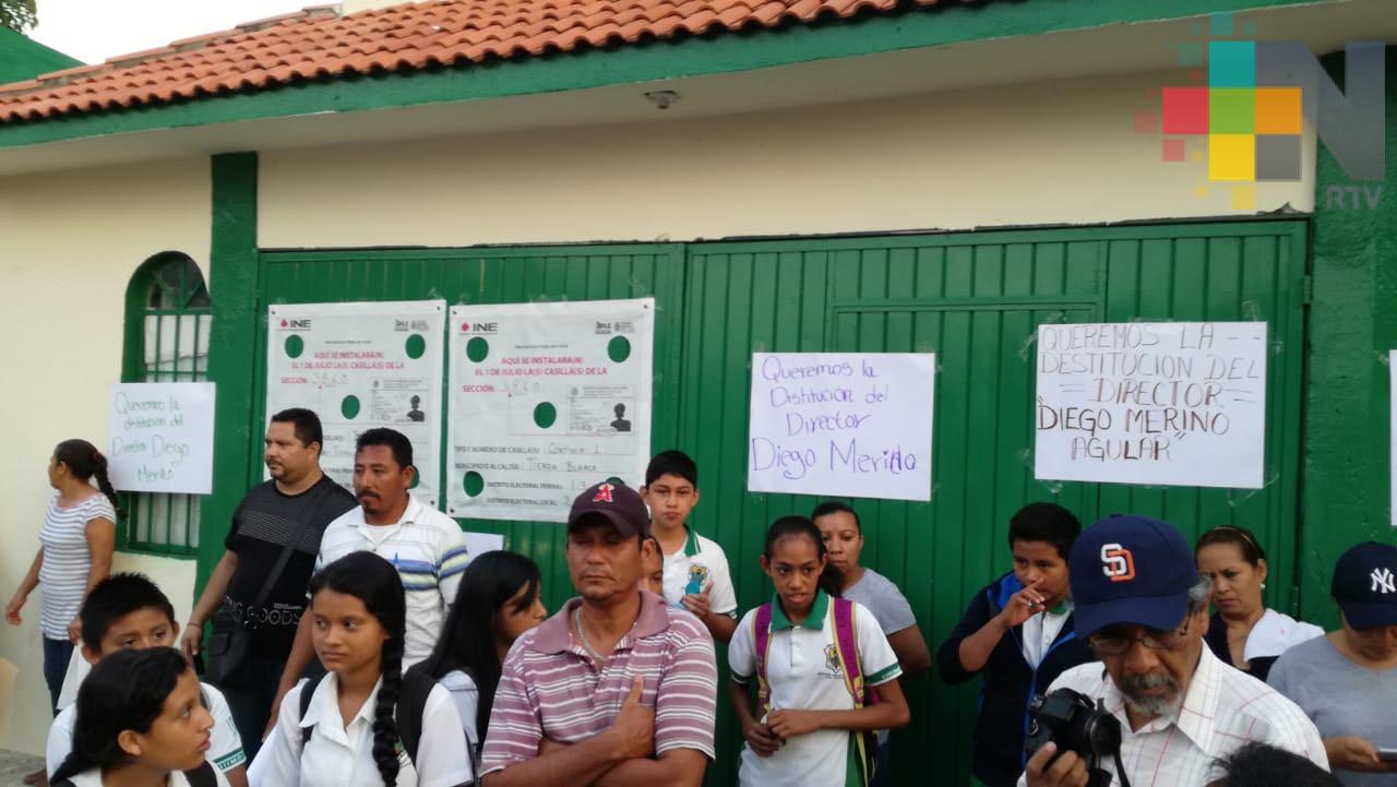 Padres de familia logran destitución de director de secundaria, en Tierra Blanca
