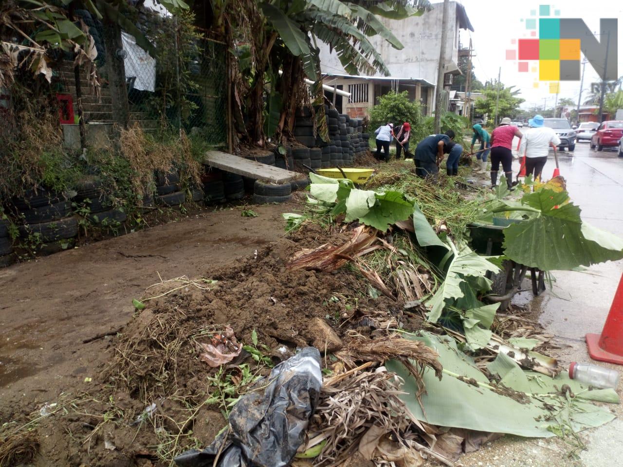 En Coatzacoalcos realizan limpieza de canales a cielo abierto