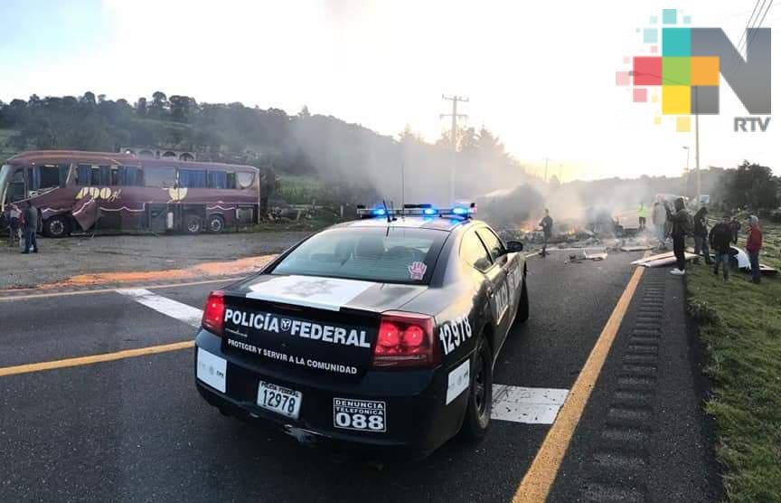 Pipa choca contra ADO y se incendia en la autopista Orizaba a Puebla