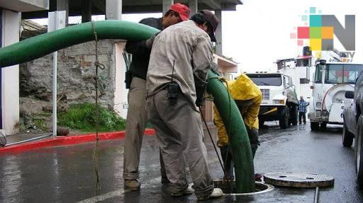 Realizan trabajos de desazolve en los sistemas de drenaje, en Tierra Blanca