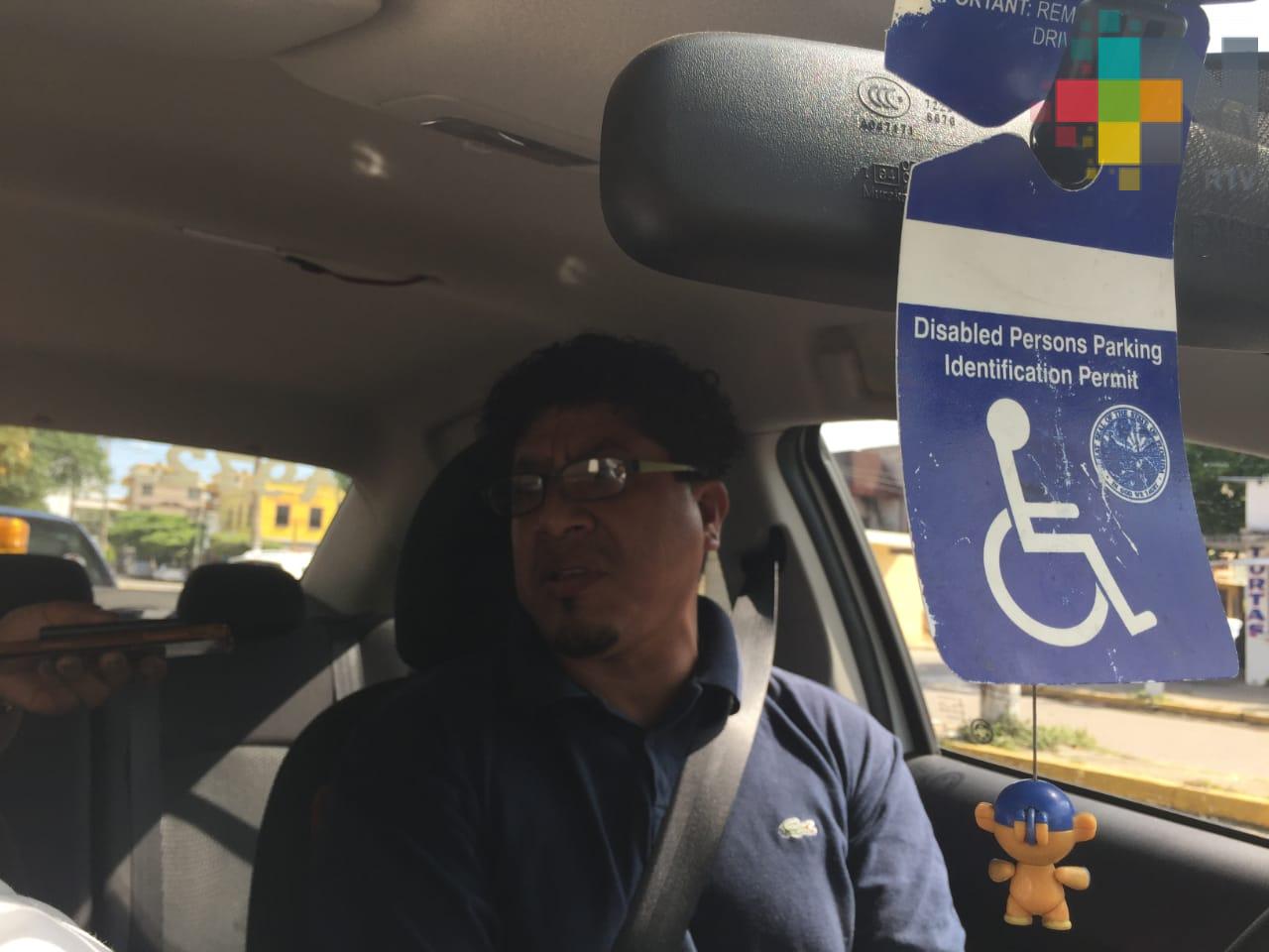 Taxista sin movilidad en piernas crea dispositivo para manejar su unidad