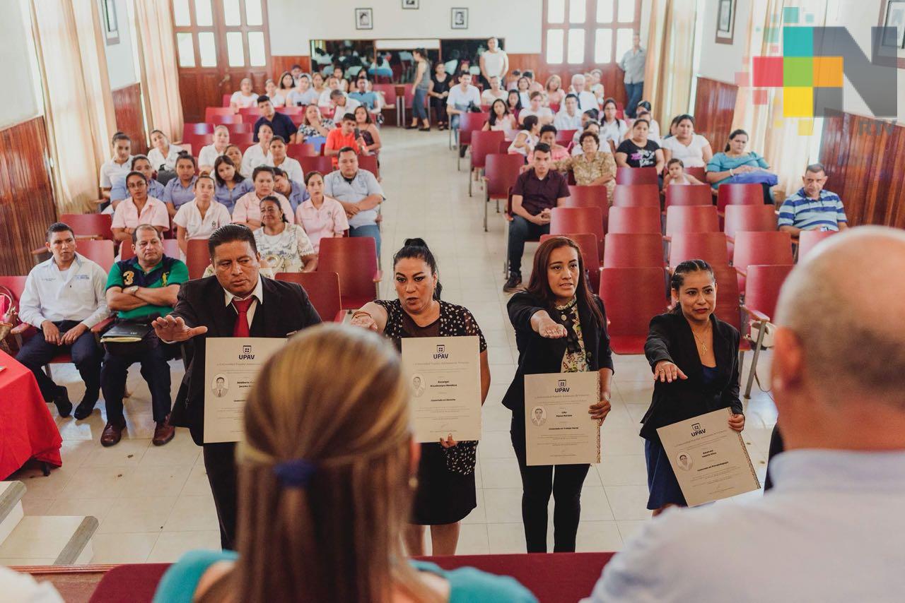 Entrega UPAV títulos profesionales a egresados del municipio de Cosamaloapan