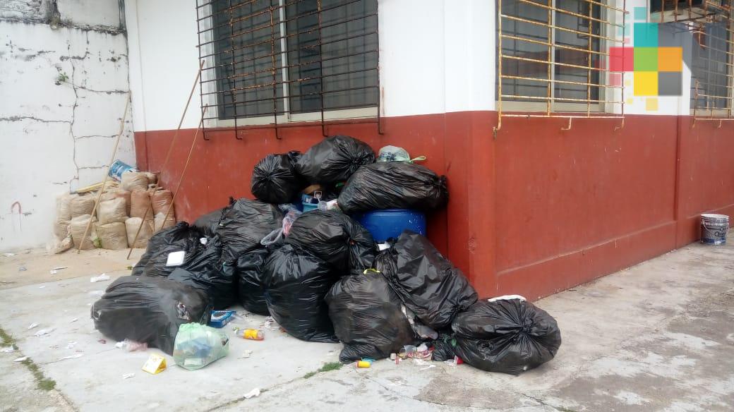 Amontonan basura en escuela de Coatzacoalcos; no pasa el camión recolector