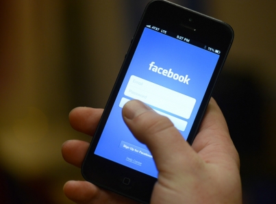 Facebook da acceso a datos de usuarios a fabricantes de celulares
