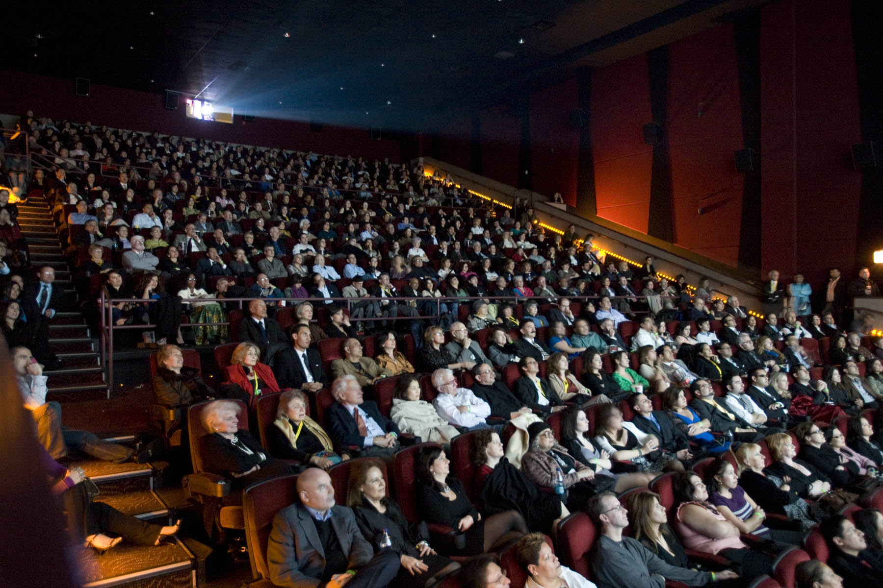 Abaratar boletos llevará al público a ver cintas nacionales: cineastas