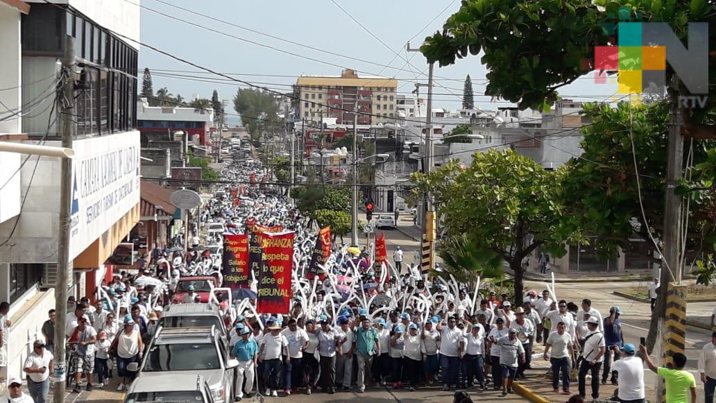 Marchan integrantes del SUEM, exigen devolución de salarios descontados