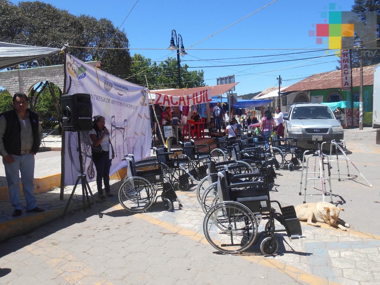 En Huayacocotla reciben apoyos personas con discapacidad