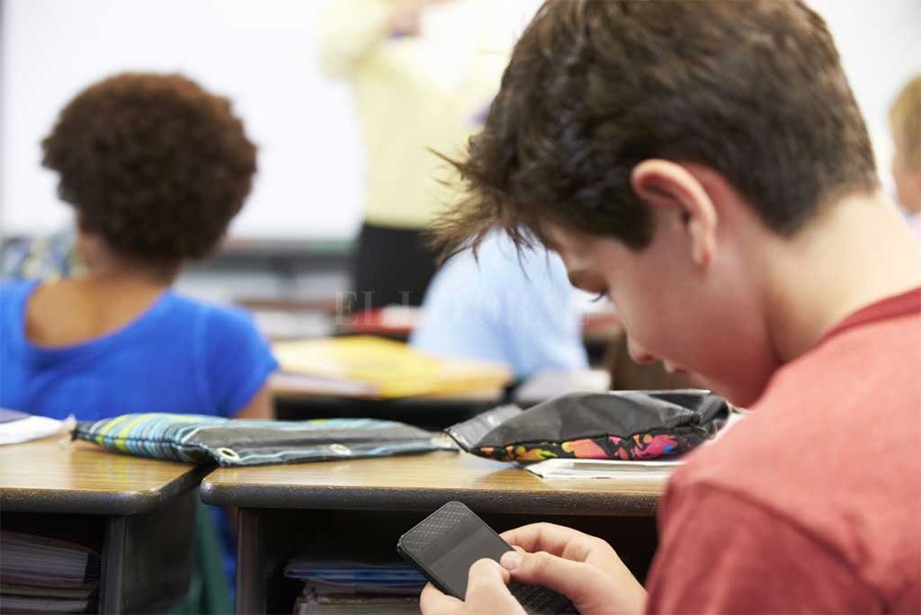 Francia prohíbe a alumnos usar celular en escuelas