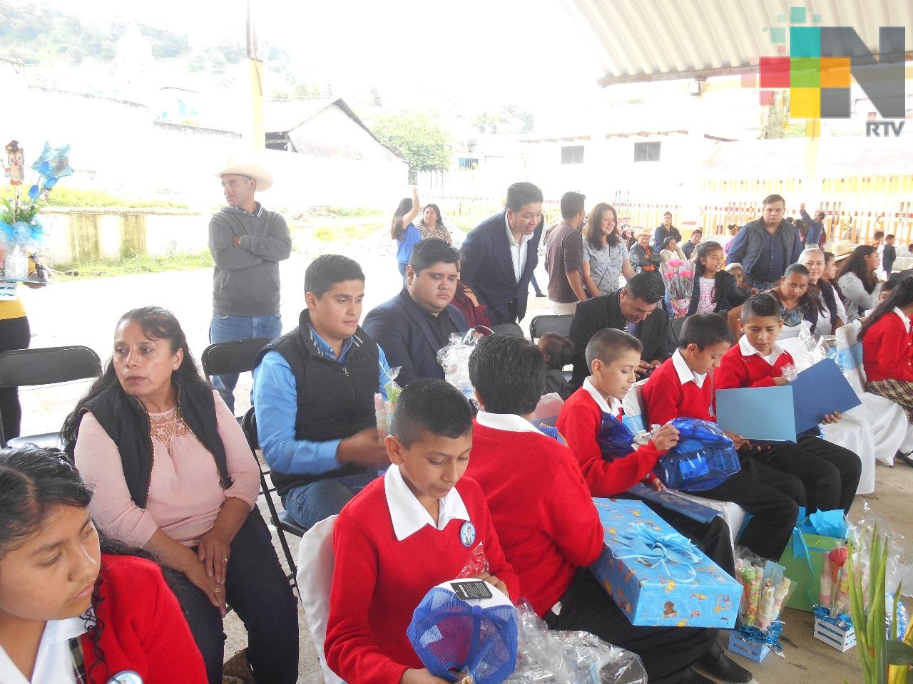 Concluye ciclo escolar en Zacualpan; alumnos reciben reconocimientos