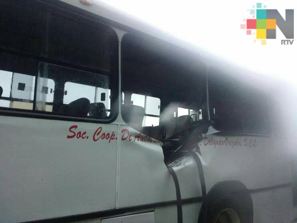 Alud de rocas cae sobre autobús y mata a dos personas; nueve más resultan heridas