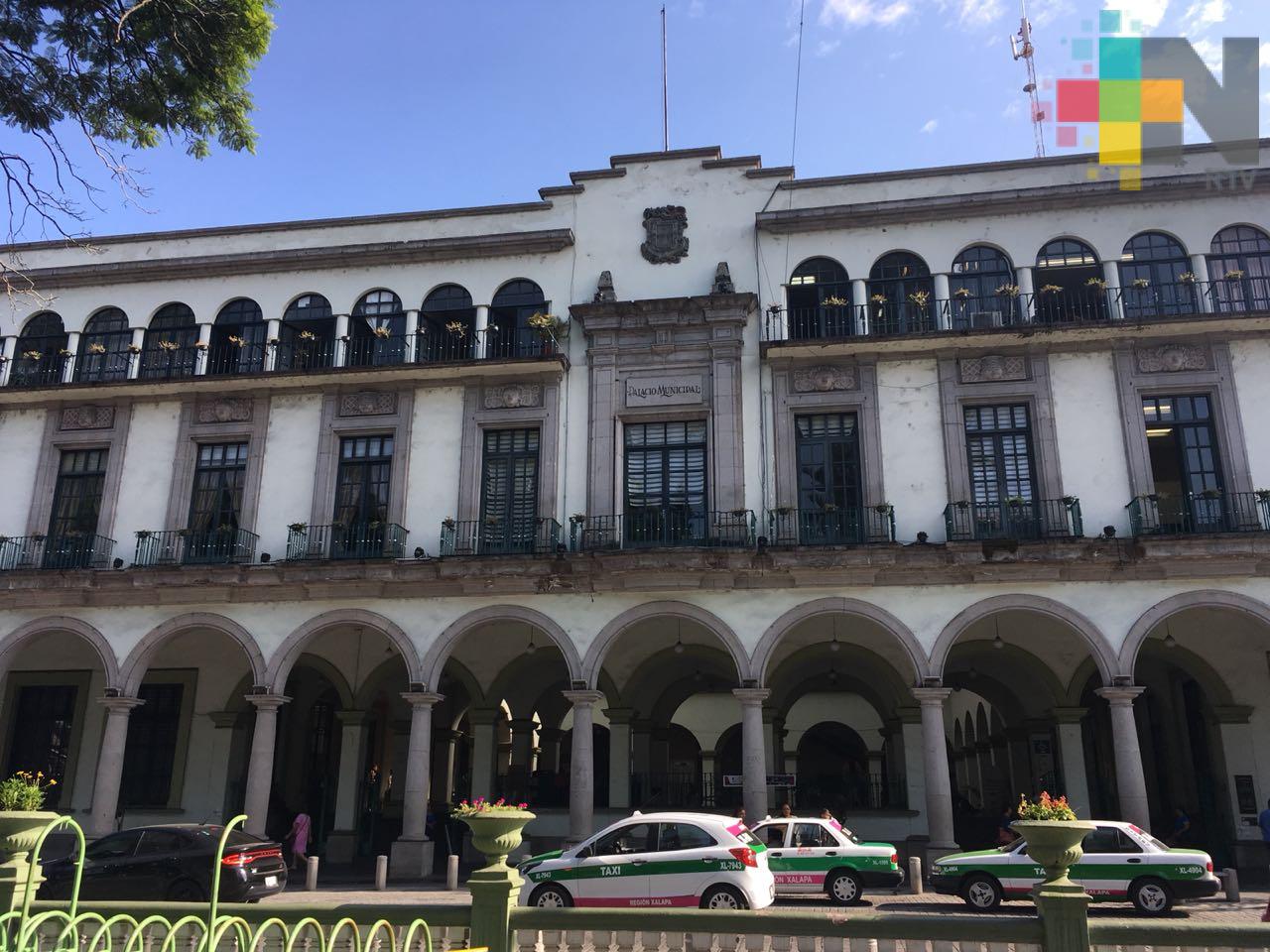 Manifestantes piden condonación de recargos en recibos del servicio de agua potable en Xalapa