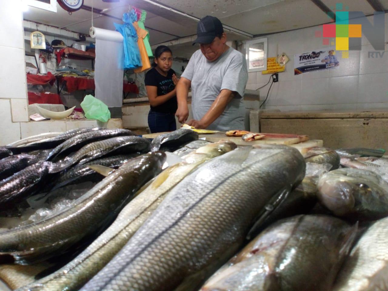 Comerciantes de mariscos esperan que sus ventas mejoren en este periodo vacacional de verano