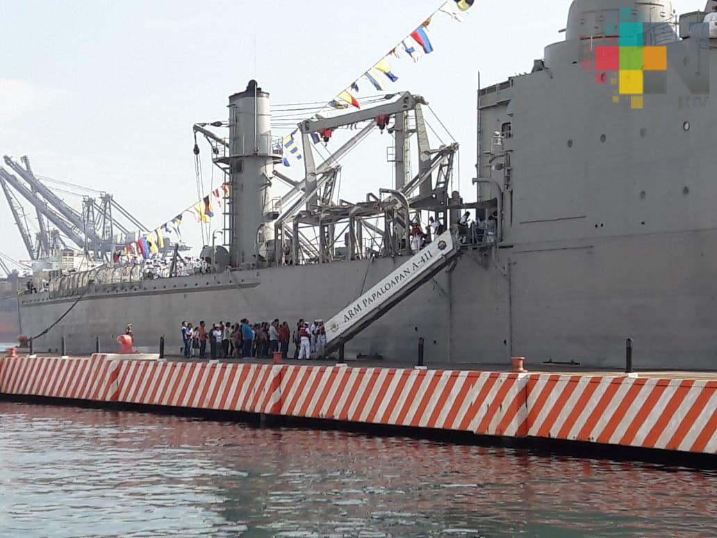 Arriba al muelle turístico de Veracruz Buque Logístico Anfibio