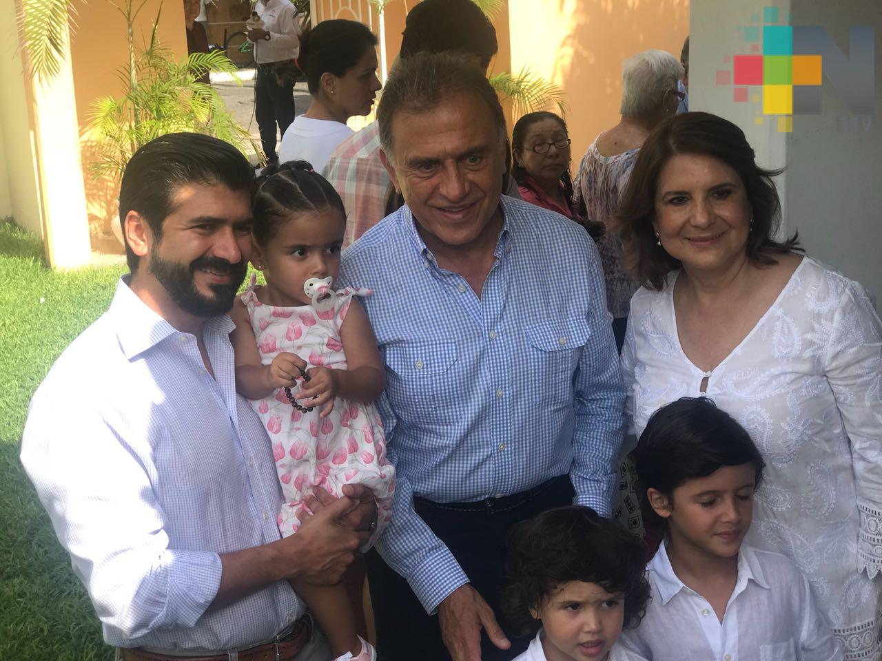 Gobernador Yunes acude a votar en Boca del Río