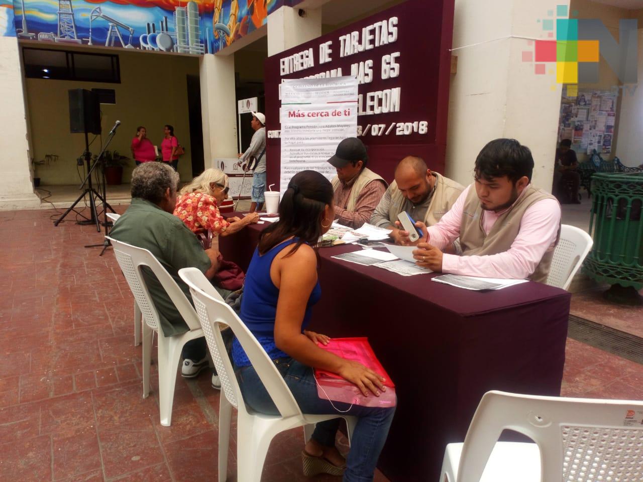 Programa Más 65 entrega tarjetas bancarias a adultos mayores en Coatzacoalcos