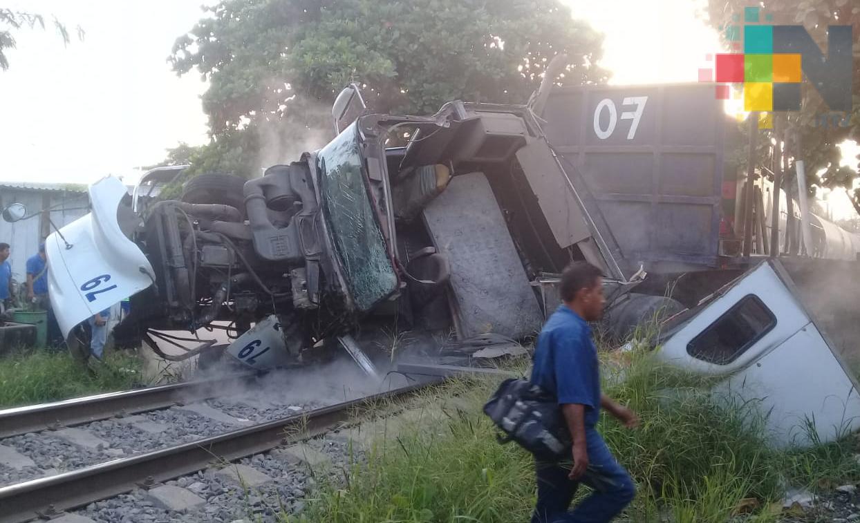 En Veracruz tren impacta y arrastra tráiler, sin reportarse víctimas
