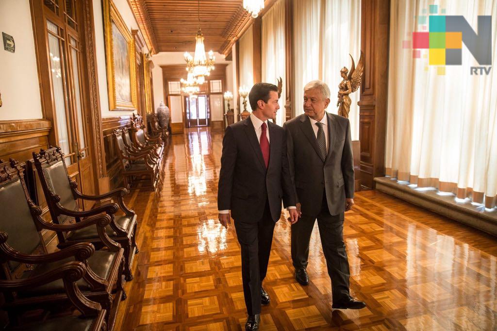 Peña Nieto dialoga con López Obrador en Palacio Nacional