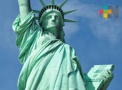 Arrestan a mujer por escalar la Estatua de la Libertad