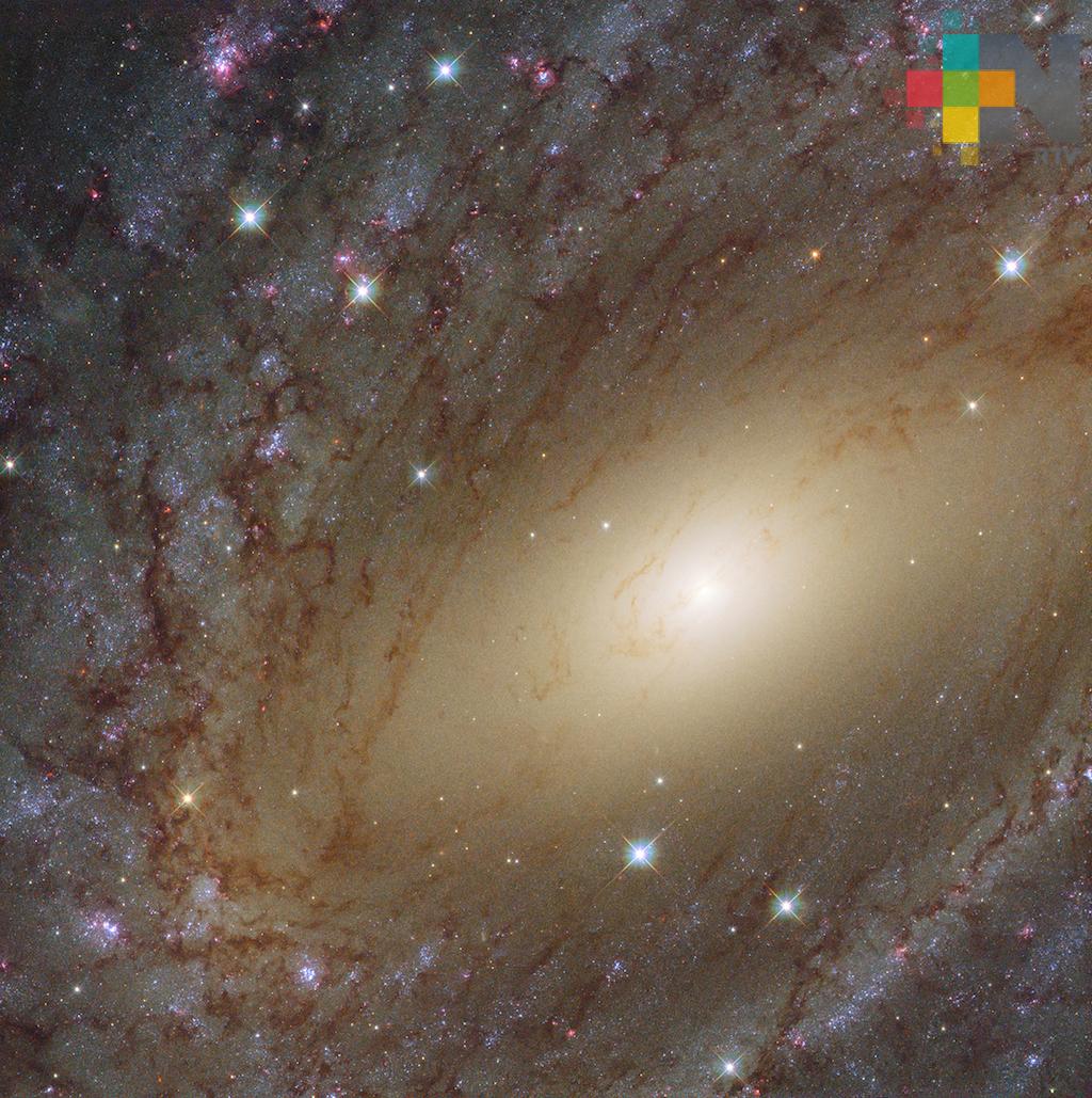 Telescopio Hubble toma imágenes de galaxia similar a Vía Láctea