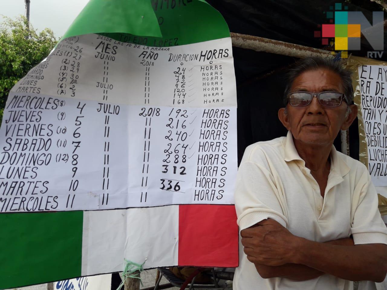 Adulto mayor lleva 15 días en huelga frente a palacio municipal de Coatzacoalcos