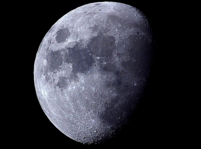 Confirman existencia de agua en la luna