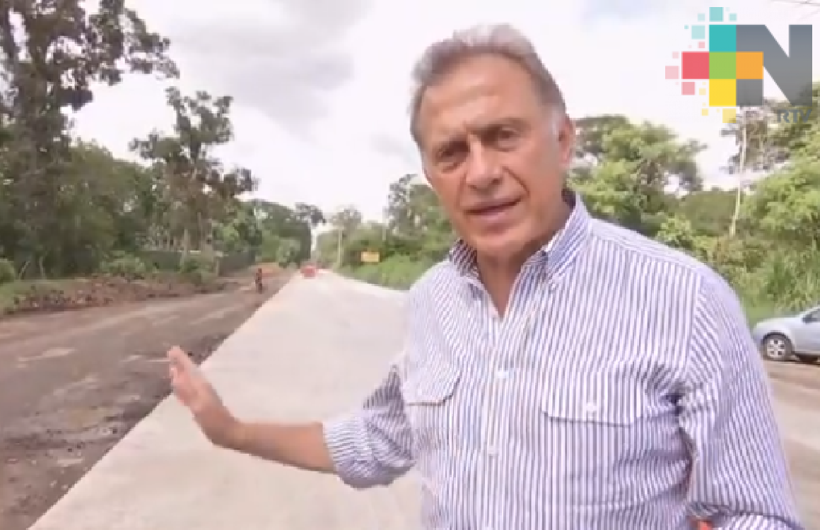 Supervisa el gobernador Yunes obras carreteras en varios municipios