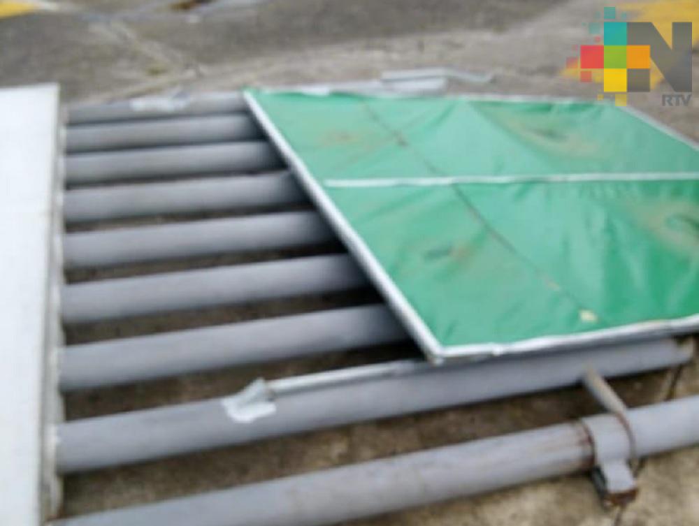 Estable mujer lesionada por caída de portón del IMSS