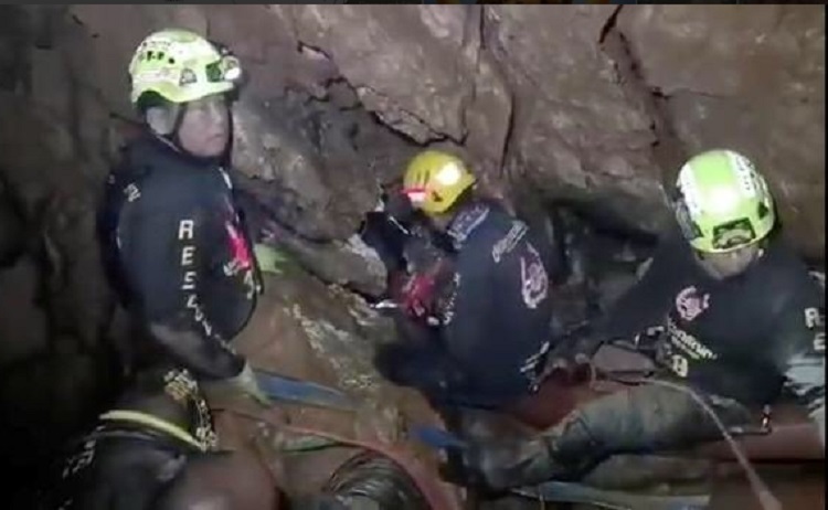 Rescatistas logran sacar a primeros niños de cueva en Tailandia