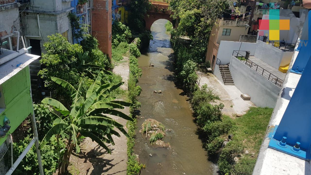 Grupo de jóvenes trabaja en rescate del río San Antonio, en Córdoba