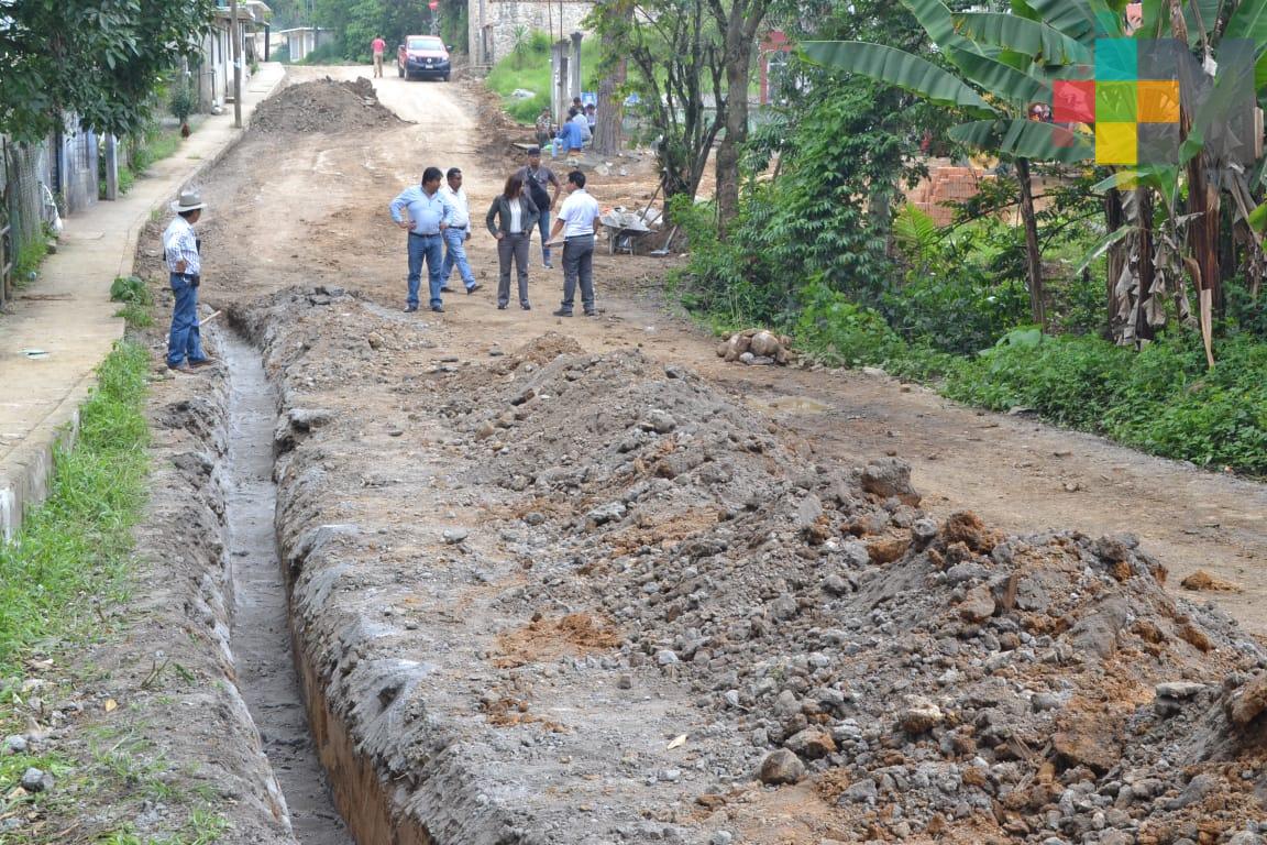 Alcaldesa supervisa avances en obras de Ixhuatlán del Café