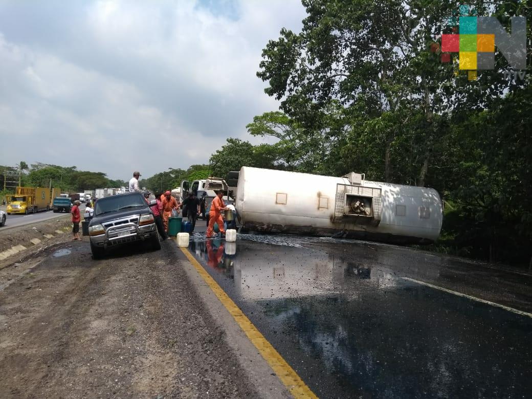 Pipa con diésel vuelca sobre la carretera Coatzacoalcos-Villahermosa
