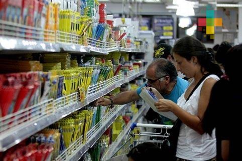 Algunas familias tuxpeñas ya se preparan para comprar útiles escolares y uniformes