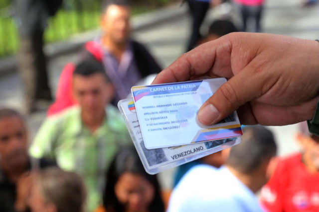 Rechazan exiliados venezolanos carnet de Maduro para racionar gasolina