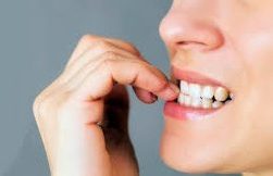 Advierten que comerse las uñas puede ocasionar caries