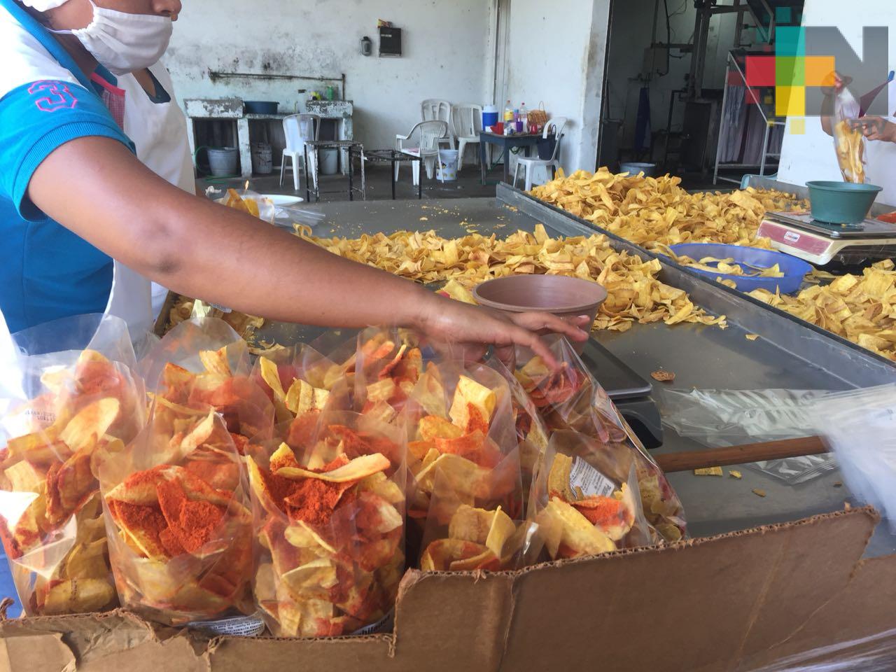 Mujeres de Otatitlán mejoran su economía produciendo frituras de plátano, malanga y trigo