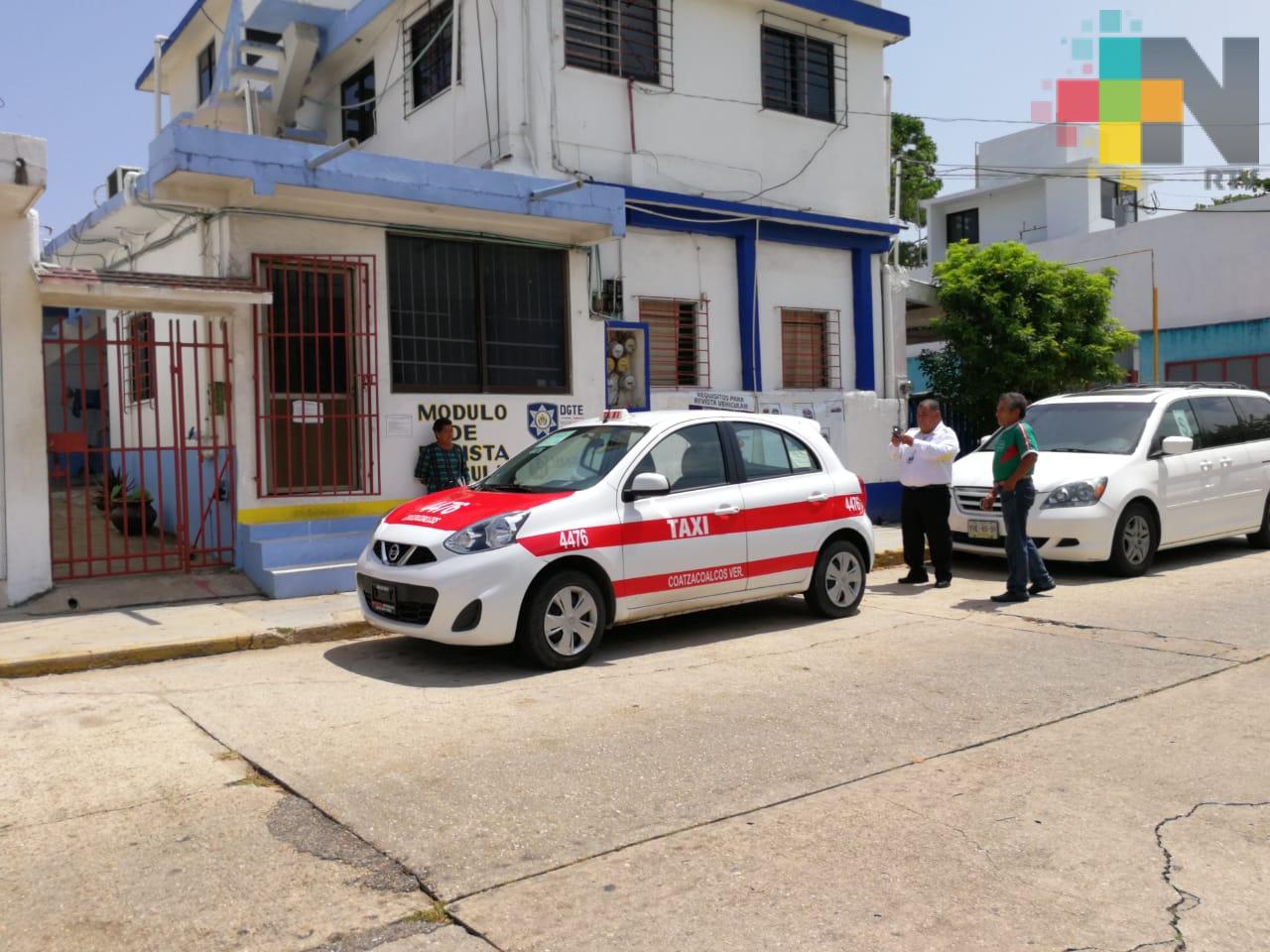 Taxistas adheridos a la CROM en Veracruz cumplen con revista vehicular
