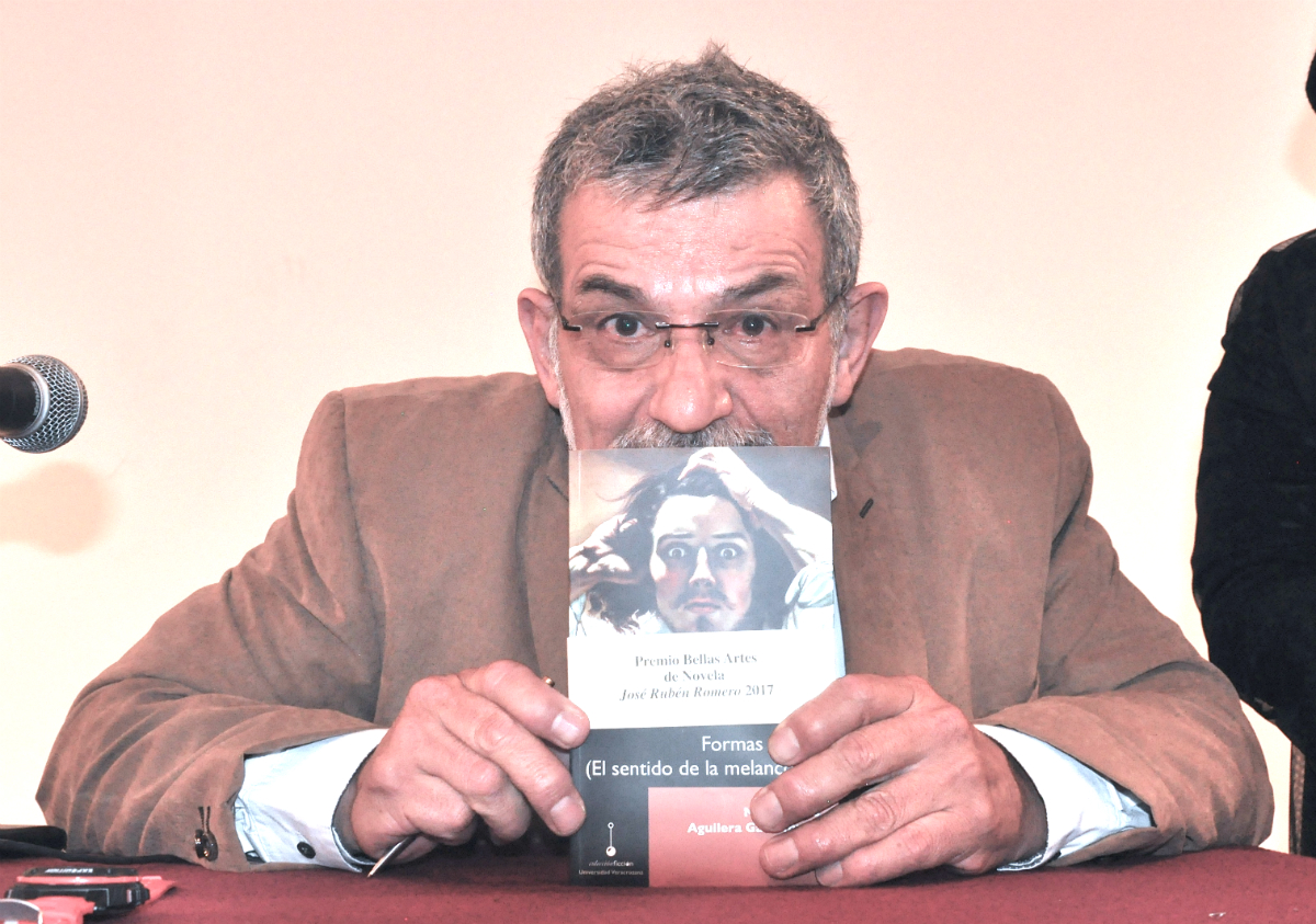 Marco Tulio Aguilera Garramuño presentó su novela «Formas de luz»