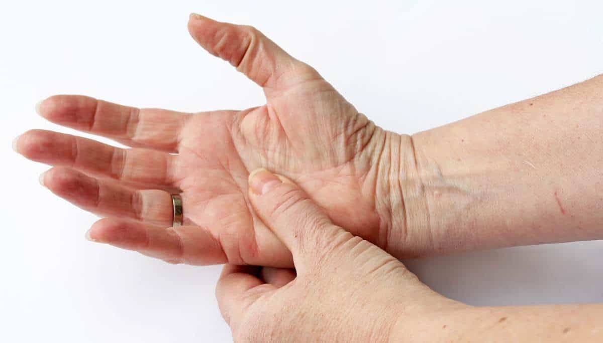 Dureza en piel y dificultad para mover manos son síntomas de esclerodermia