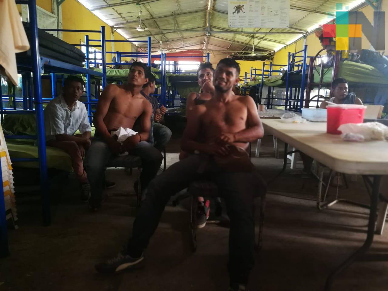 Llega un centenar de migrantes a Coatzacoalcos; buscan trabajar cerca de la frontera con EUA